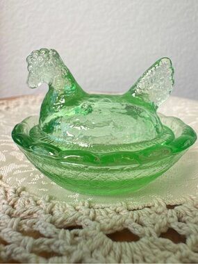 Green Glass Mini Hen on Nest Salt Cellar (2.5”) unmarked (import)